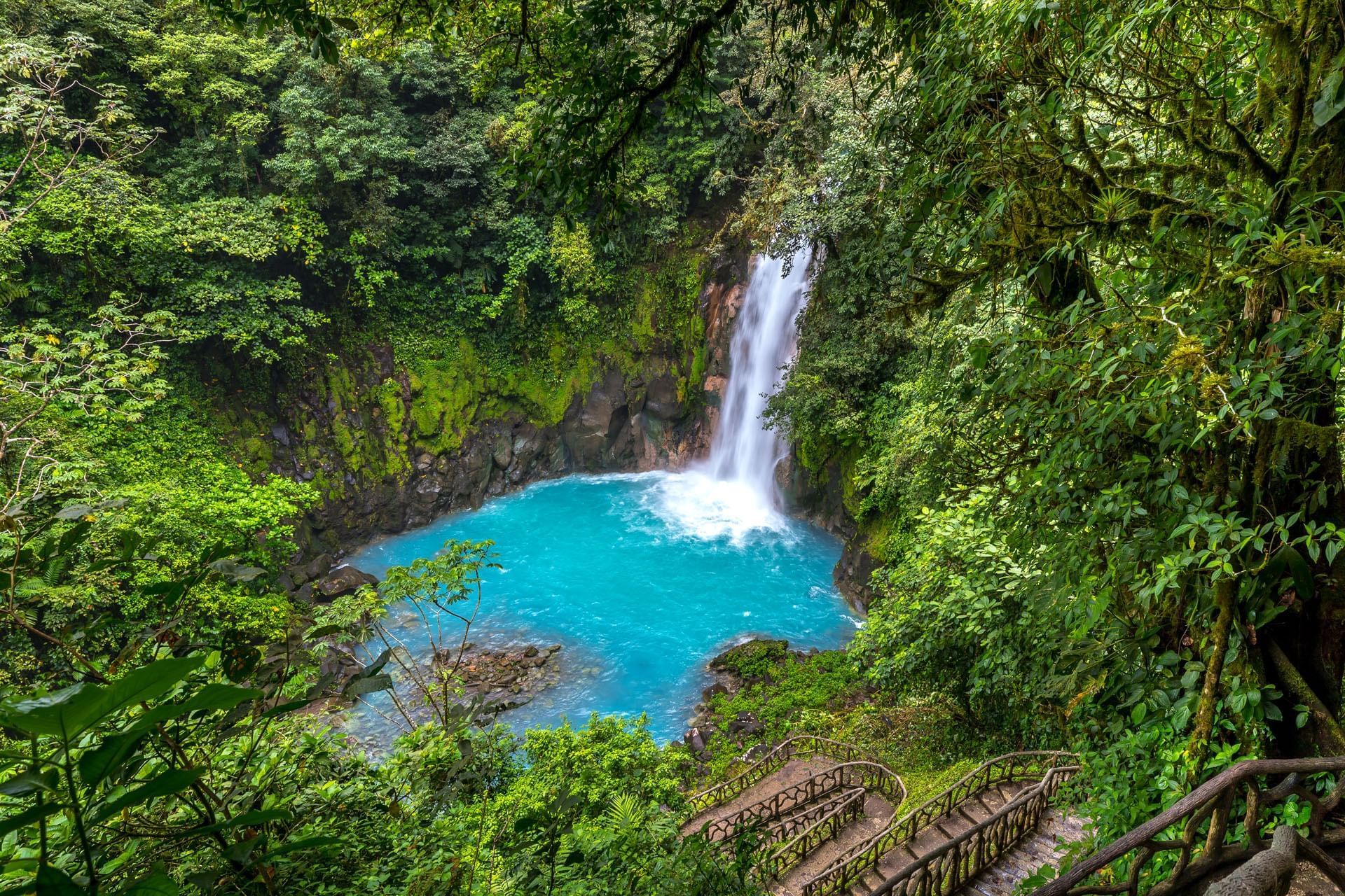 Catarata de color azul celeste brillante de Río Celeste en el Parque Nacional Volcán Tenorio, Costa Rica.