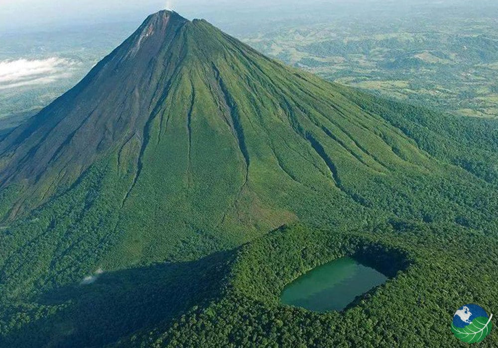 Impresionante Volcán Arenal en La Fortuna, Costa Rica, con su forma cónica perfecta y laderas cubiertas de vegetación.