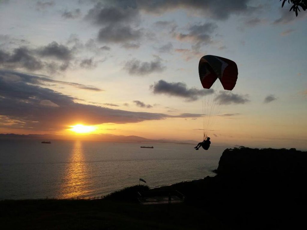 Parapente sobre el Golfo de Nicoya en Puntarenas, Costa Rica