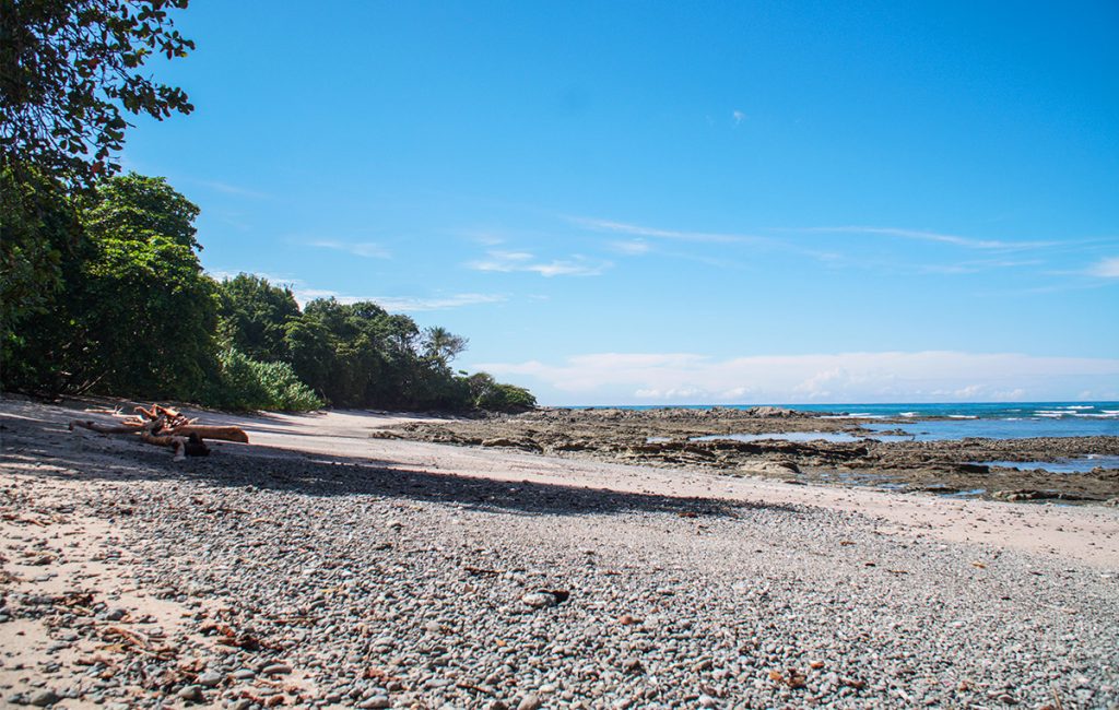 Turista practicando snorkeling en las cuevas de Playa Suecos