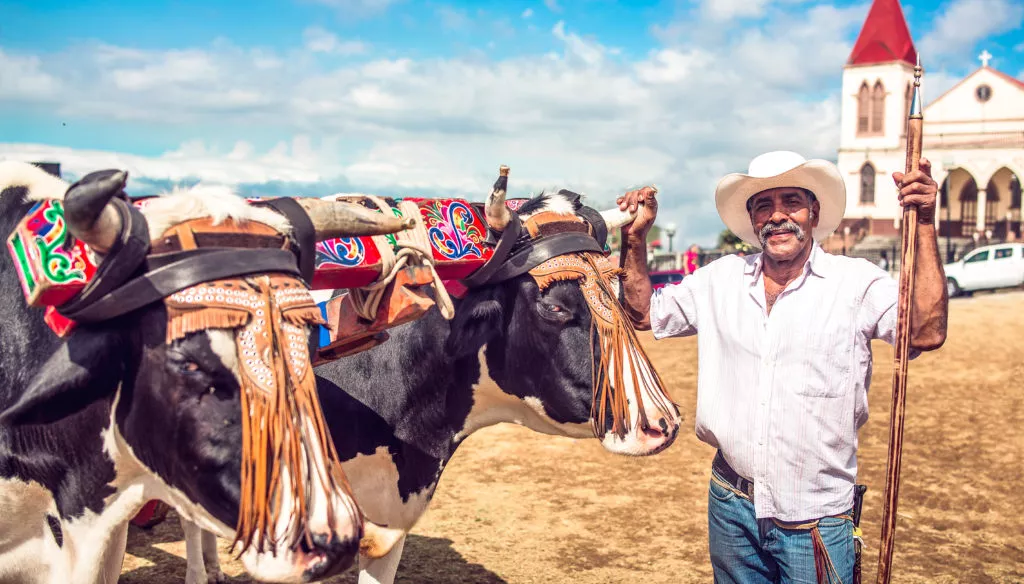 Boyero-Iglesia-Festival-de-Boyeros-San-Antonio-de-Escazu-San-Jose-1024x584.jpg.webp
