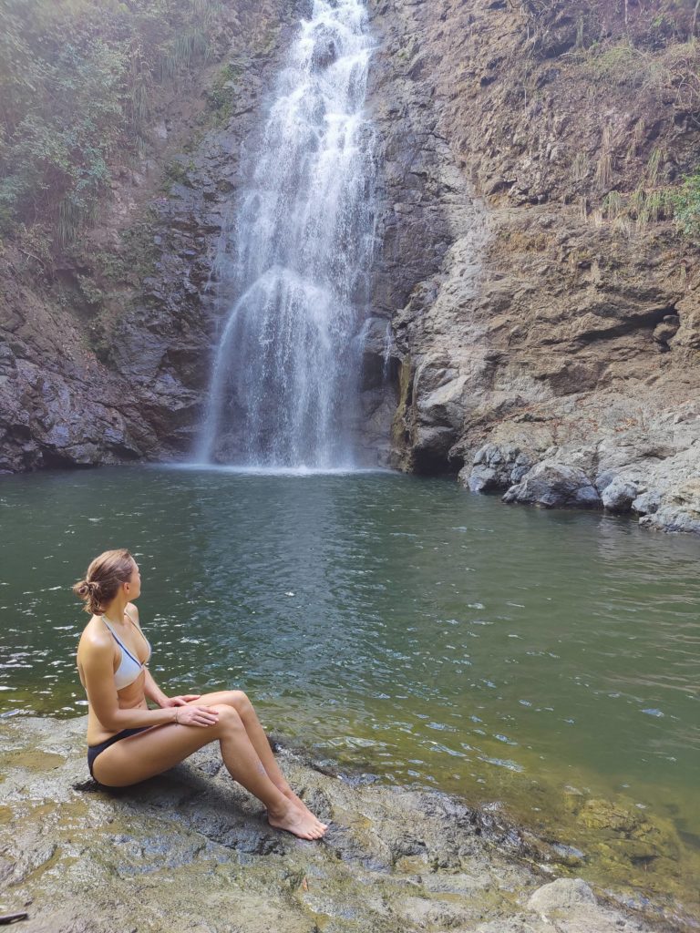 Cascada costera en la Península de Nicoya, Costa Rica, remanso de paz