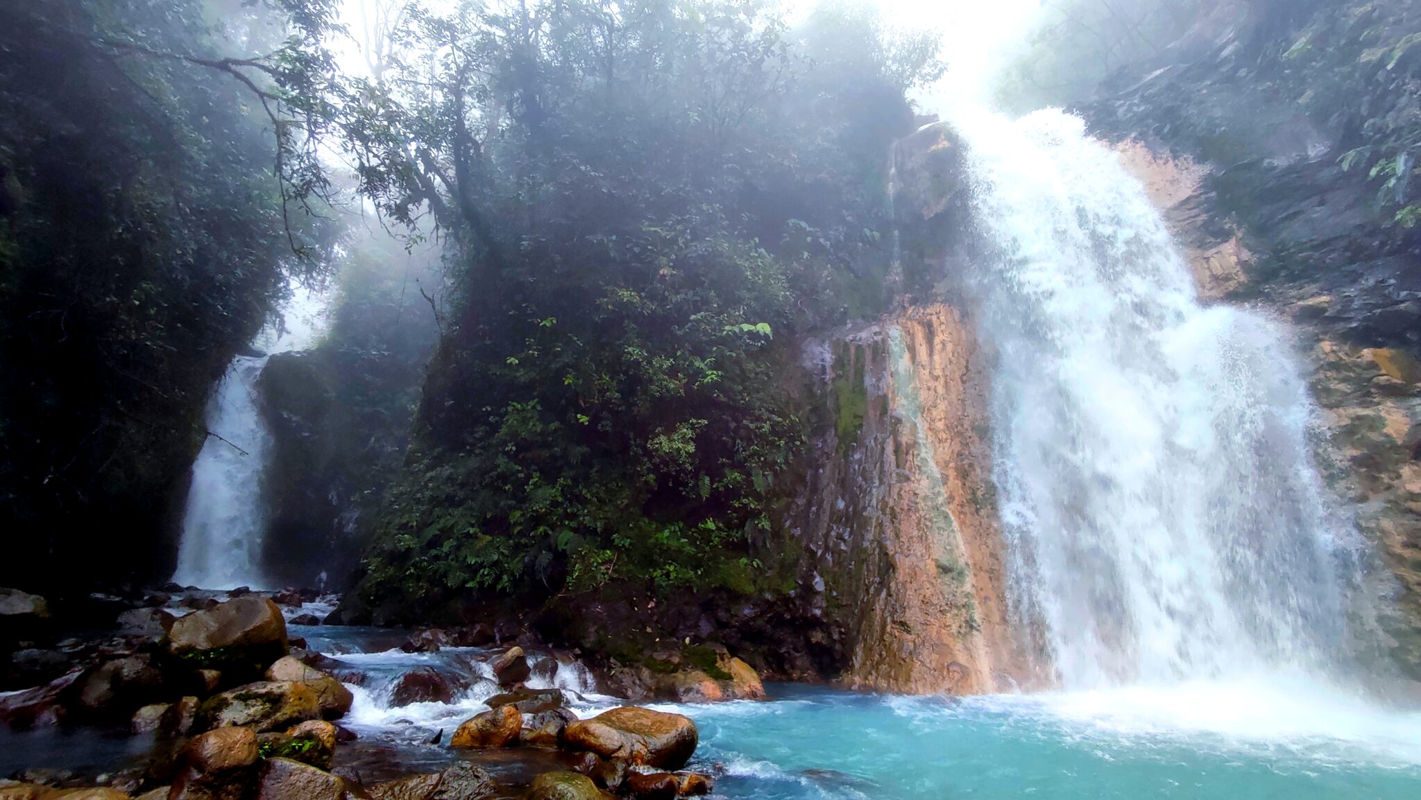 Cascadas Gemelas en Bajos del Toro, Costa Rica, doble espectáculo en el bosque nuboso