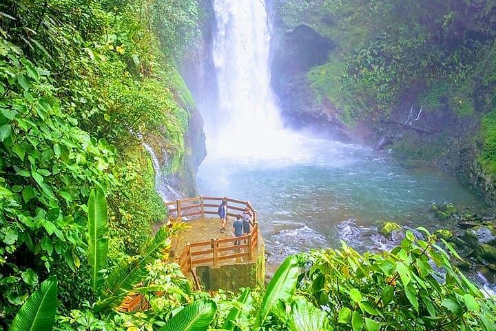 Catarata Arcoíris en cafetal del Valle Central, Costa Rica, magia cromática