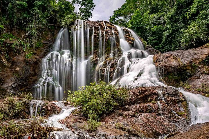 Catarata El Indio en Puriscal, Costa Rica, formaciones rocosas volcánicas y aventura en la selva
