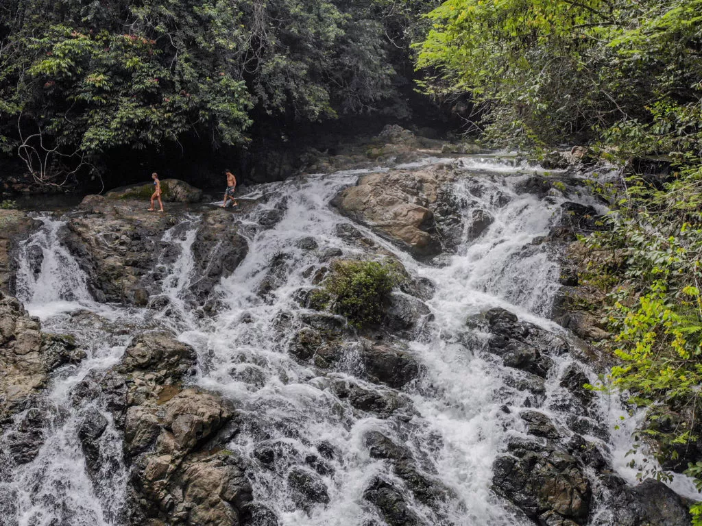 Catarata-y-puente-colgante-Drone-Montezuma-3-1024x768.jpg.webp