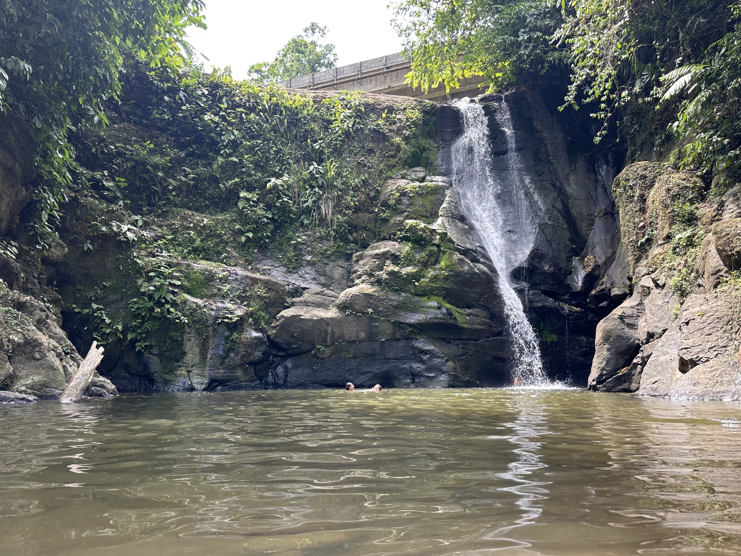 Catarata Bribri con poza cristalina rodeada de vegetación tropical