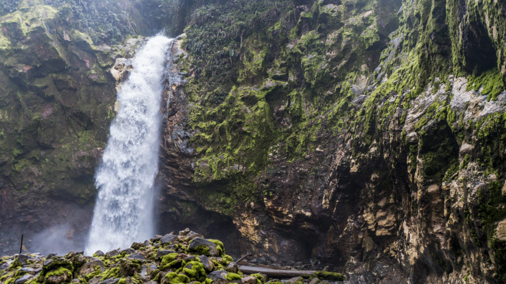 Vista frontal de la catarata Río Agrío de 50 metros