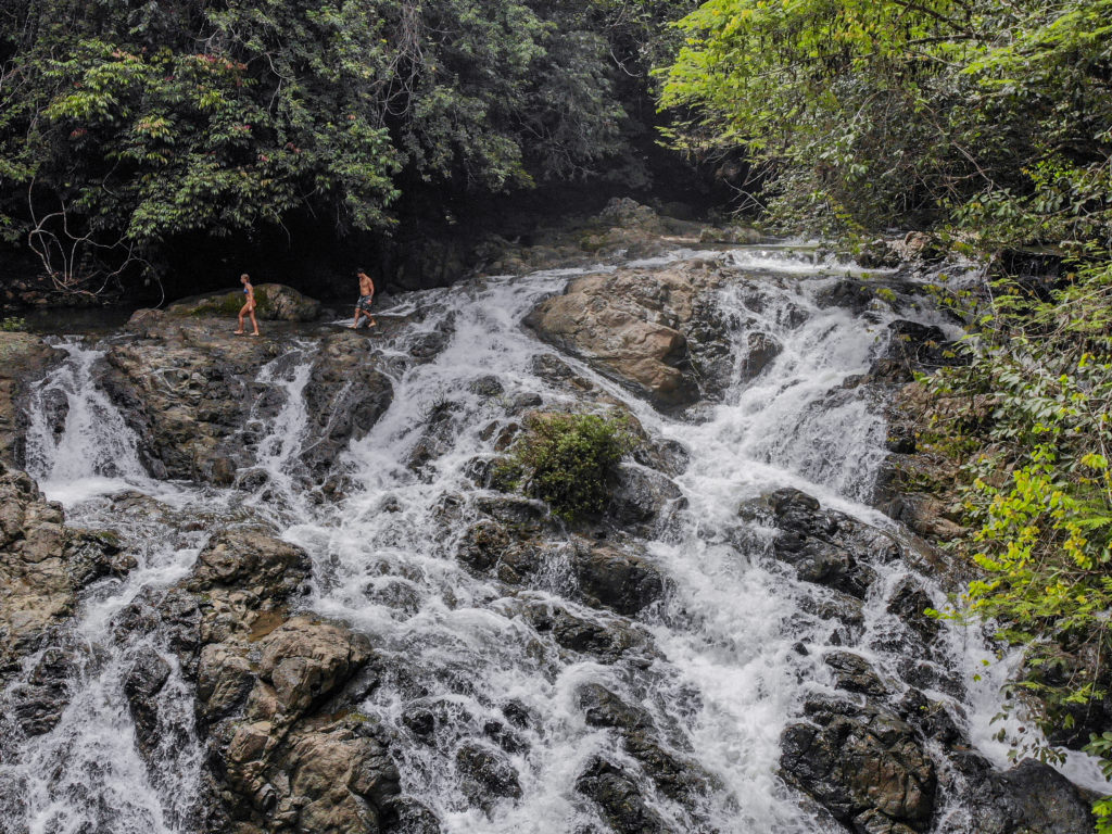 Poza natural bajo la Catarata Montezuma