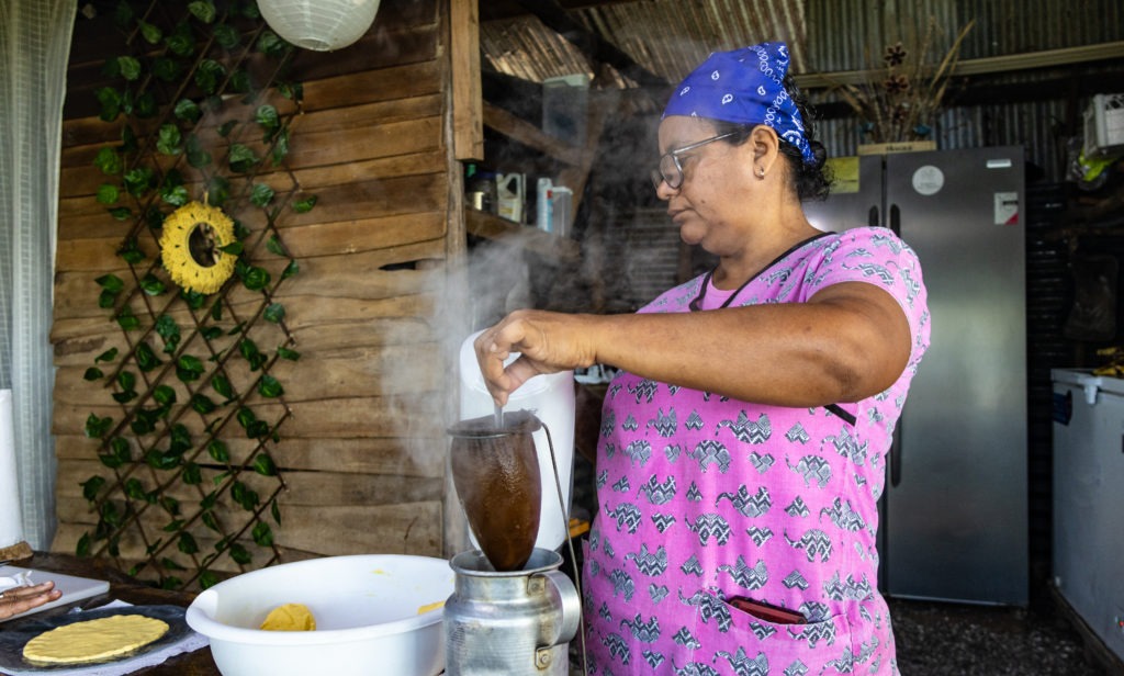 Cocinera preparando platillos tradicionales con camarones en Isla Venado