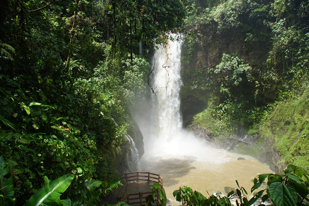 Aventura Familiar en el Volcán Poás y La Paz Waterfall Gardens | Paseos Costa Rica