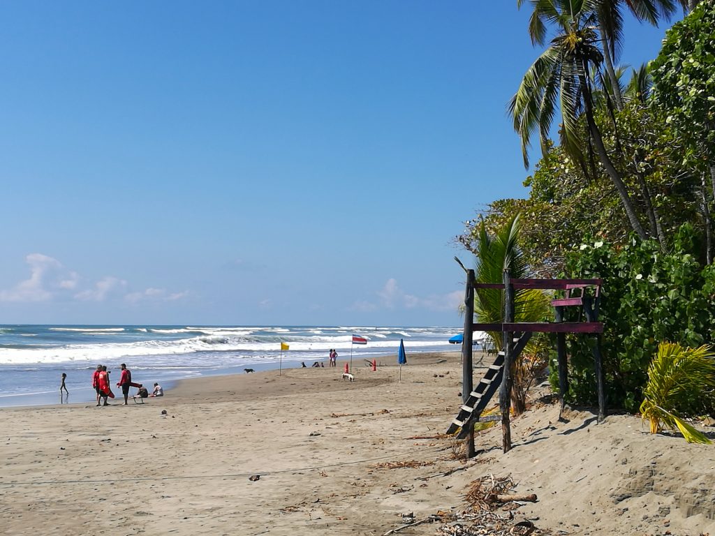 Surfistas en Playa Esterillos Oeste al atardecer