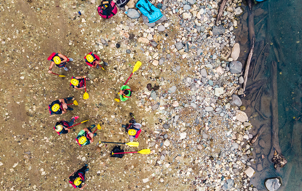 Guías expertos dando instrucciones de seguridad antes del descenso
