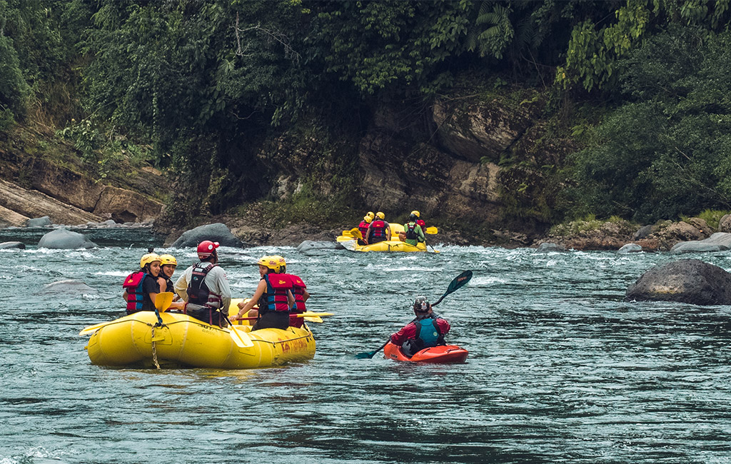 Grupo celebrando después de completar el recorrido de rafting