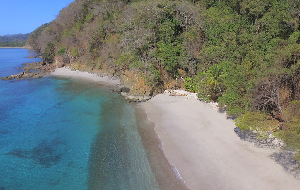 Vista aérea de Playa Posa Colorada en Nicoya