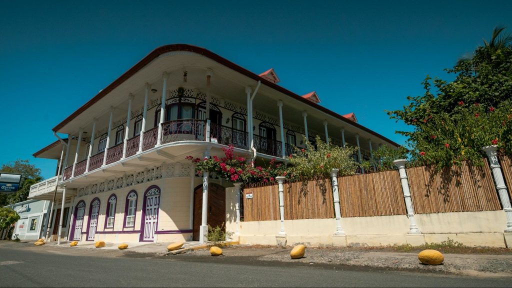 Fachada detallada de la Casa Fait con elementos arquitectónicos italianos