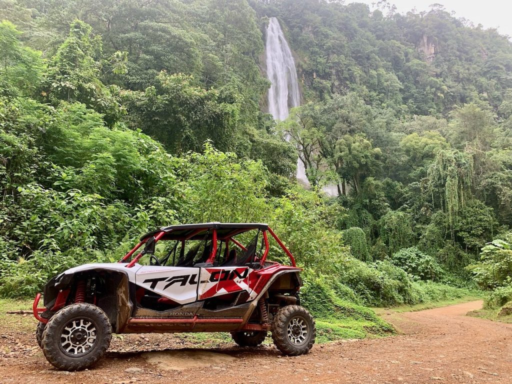 Grupo disfrutando tour en buggy por senderos montañosos de Uvita