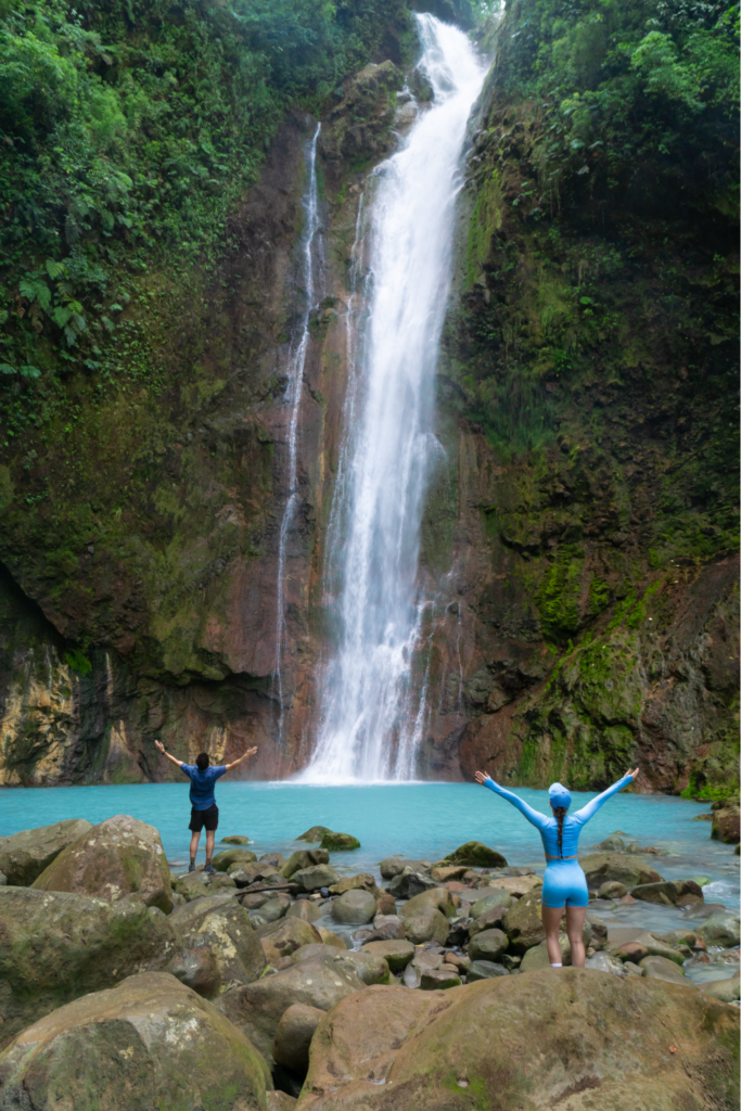 Catarata Tesoro Escondido en medio del bosque tropical de Bajos del Toro
