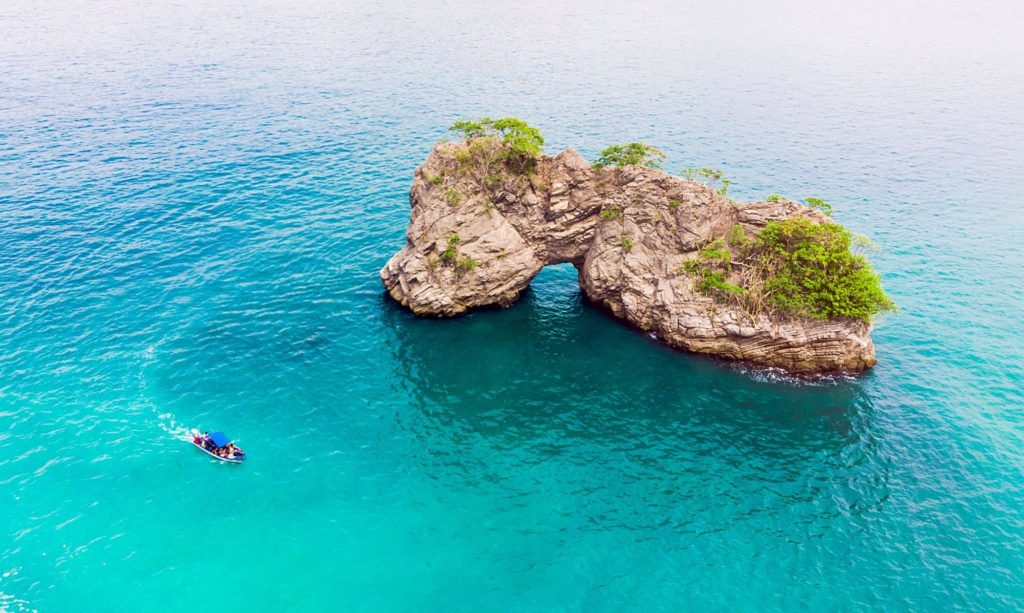 Vista aérea de Isla Tortuga con aguas turquesas y palmeras