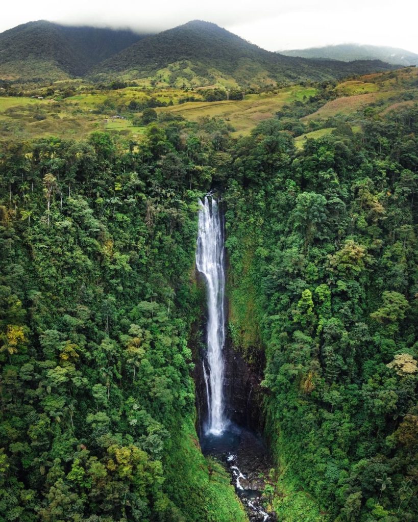Cascadas Pozo Azul y Catarata Nieve y Paz: Aventura Natural en Río Cuarto, Alajuela