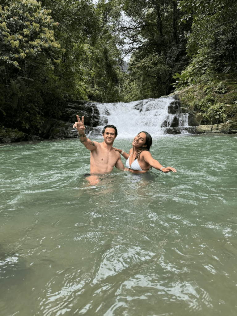 Catarata El Socorro en temporada verde con aguas cristalinas