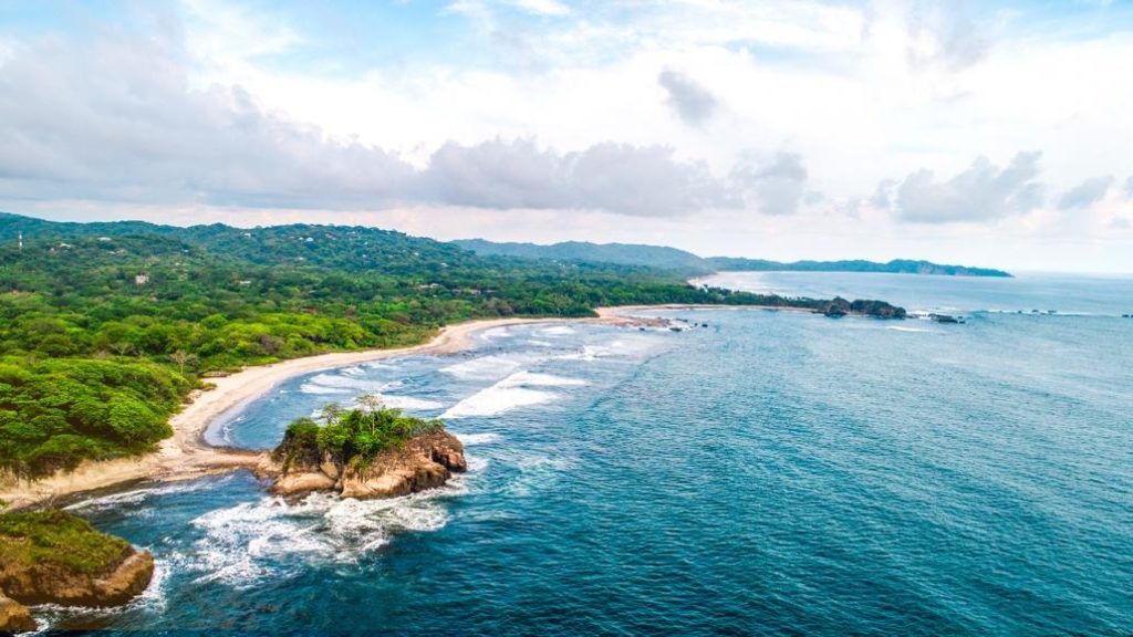 Playa Pelada en Nosara: Arena blanca y aguas cristalinas bajo el sol de Guanacaste