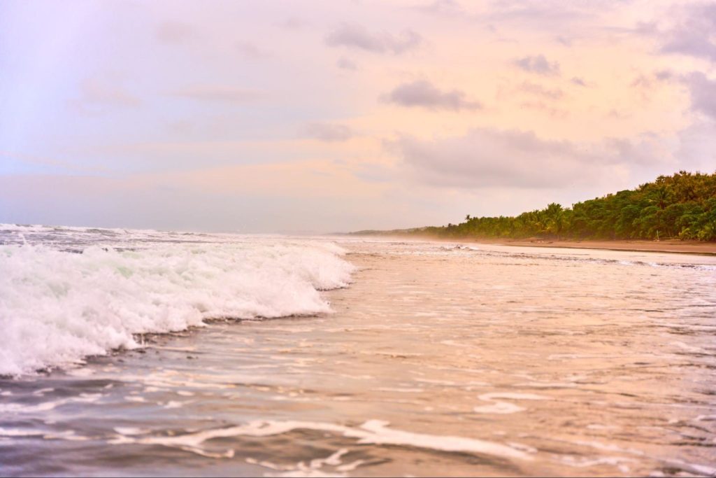 Vista aérea de Playa Matapalo, Costa Rica, mostrando su extensión y entorno natural