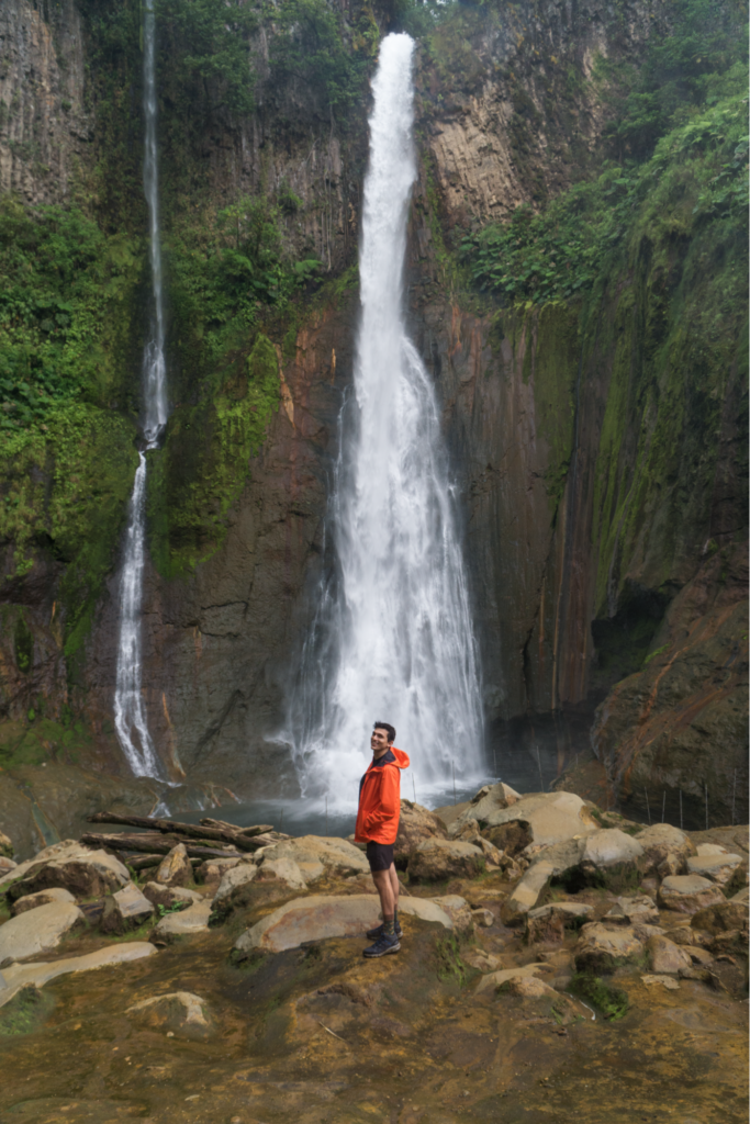 Sendero hacia Catarata del Toro con escalones y vegetación tropical
