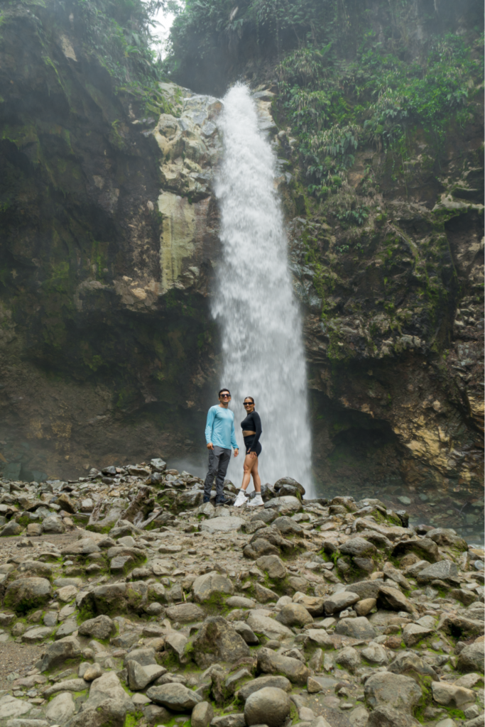 Familia disfrutando de las pozas celestes en Bajos del Toro