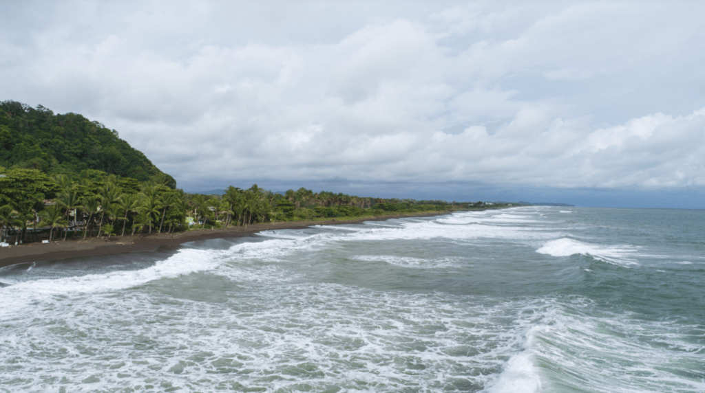 Playa Hermosa en Osa con infraestructura accesible y naturaleza virgen