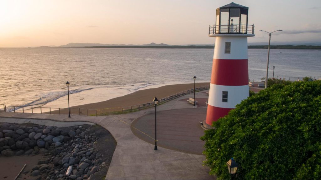 Faro de Puntarenas al atardecer con vista al Océano Pacífico