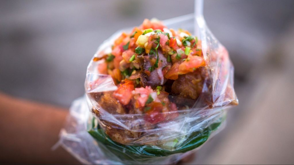 Plato típico de mariscos frescos con ceviche y patacones
