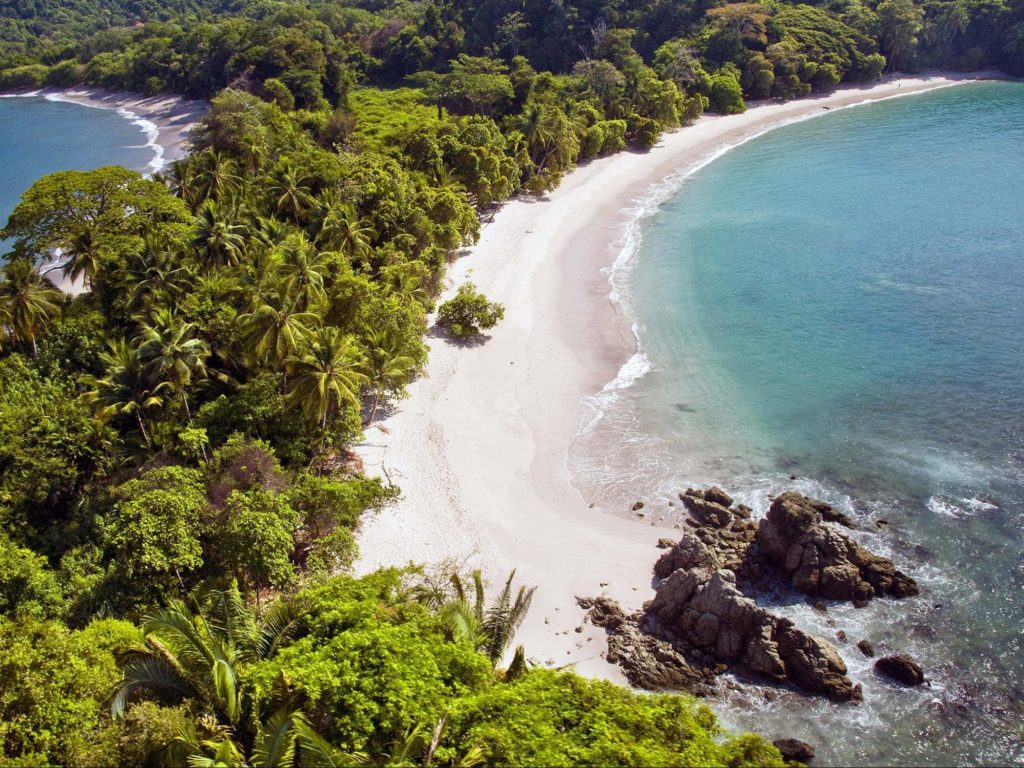 Visitante en silla de ruedas disfrutando de Playa Manuel Antonio