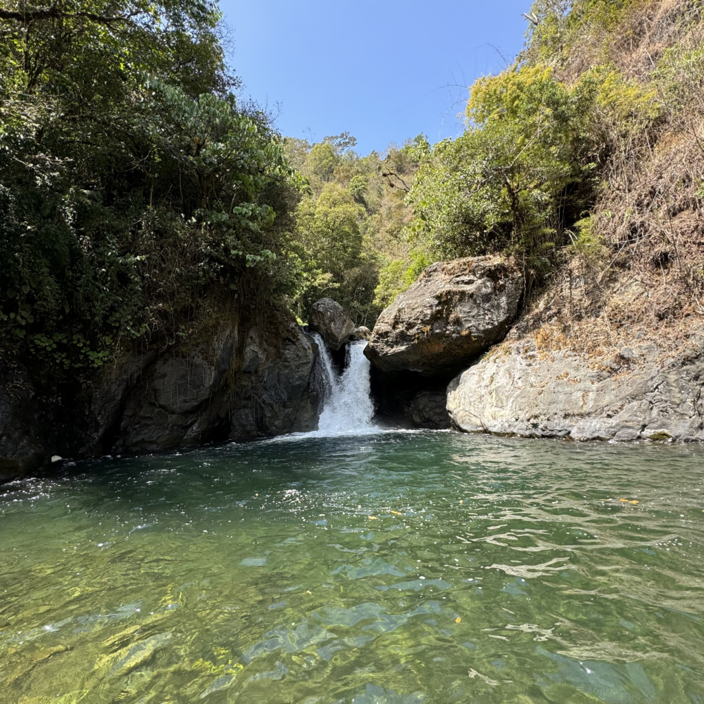 Catarata El Pocerón en Dota, Costa Rica - cascada y poza natural para turismo ecológico