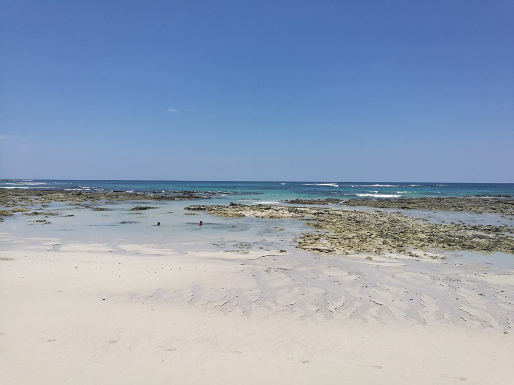 Acceso a Playa Cuarzo con vegetación tropical