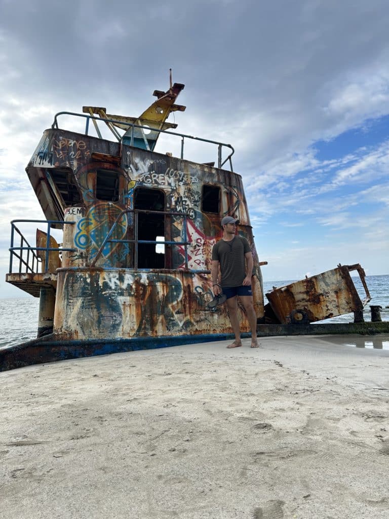 Barco Abandonado en Manzanillo: El Secreto Fotográfico del Caribe Costarricense