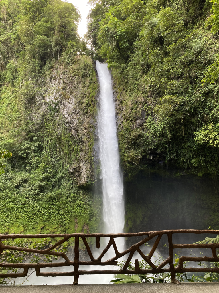 Descenso a la base de la catarata de 70 metros