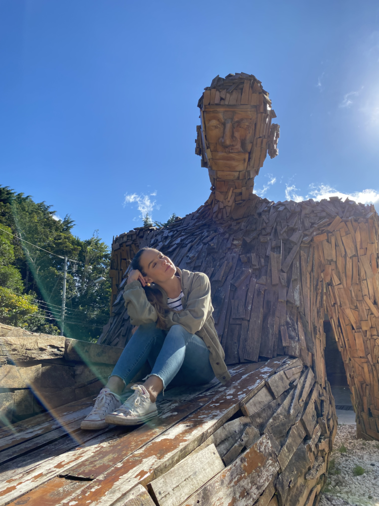 Dimensiones de la escultura Clovi en Monteverde