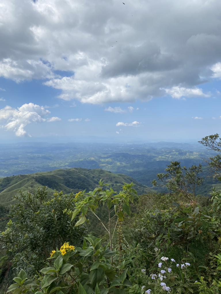 Vista panorámica desde la cima del Cerro Tinajitas en San Ramón, Alajuela