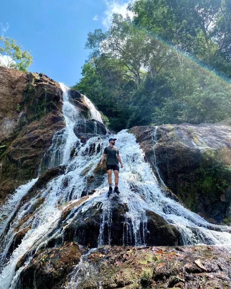 Catarata El Indio en Puriscal, cascada rodeada de vegetación tropical