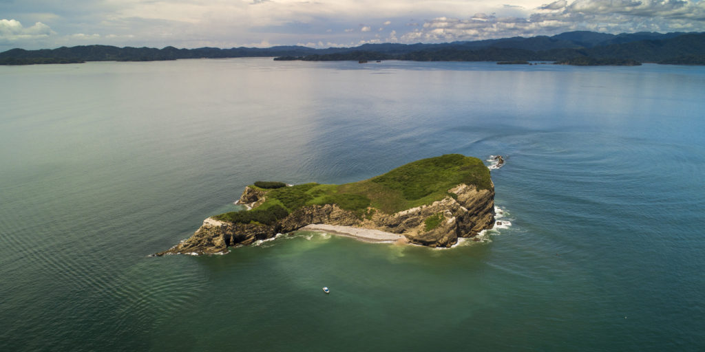 Panorámica de los acantilados y playas vírgenes de Isla Guayabo
