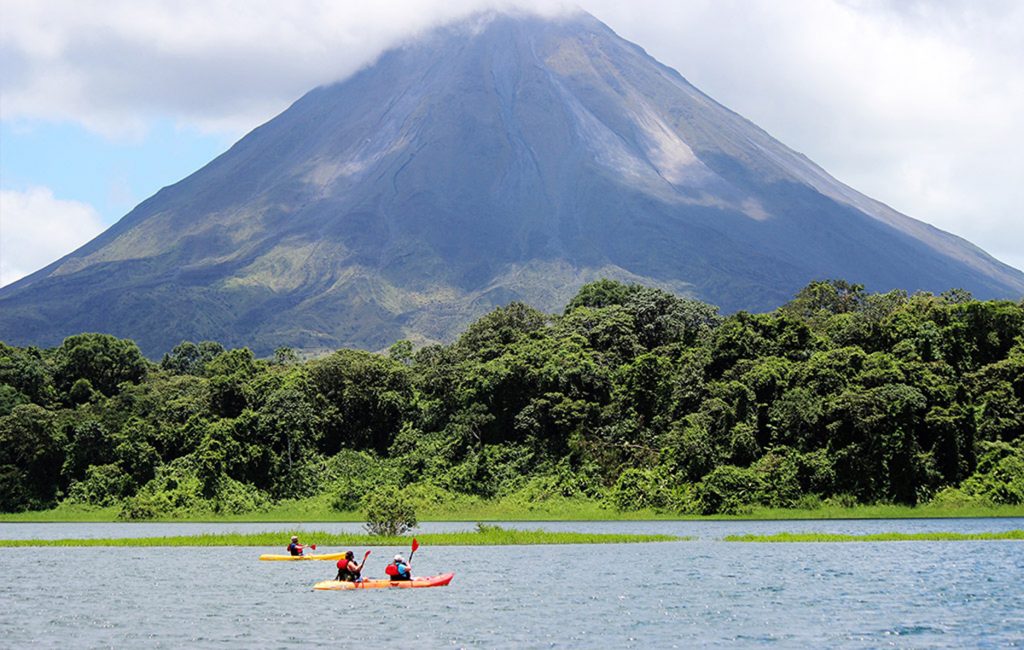 Grupo disfrutando kayak en aguas tranquilas de Costa Rica