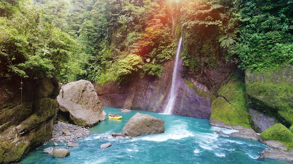 Equipo de rafting navegando rápidos clase IV en el Río Pacuare
