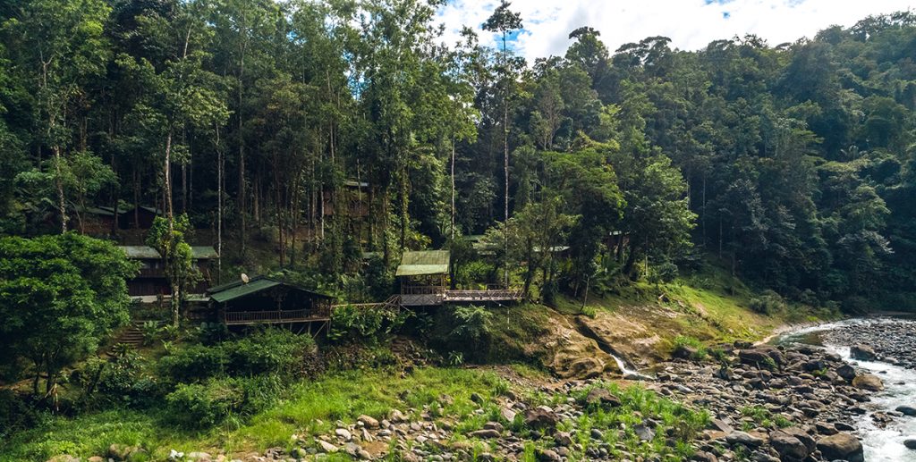 Cañón del Pacuare con paredes de roca de 100 metros