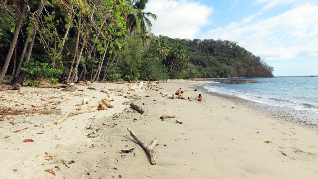 Playa Muertos Costa Rica: Arena blanca y aguas turquesas rodeadas de palmeras
