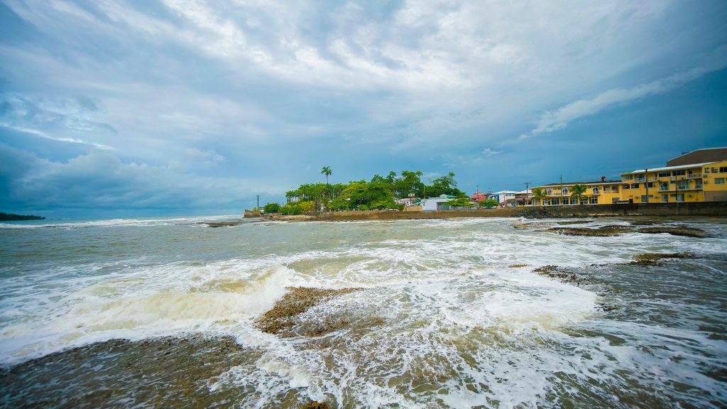 Vista panorámica del Malecón de Limón al atardecer