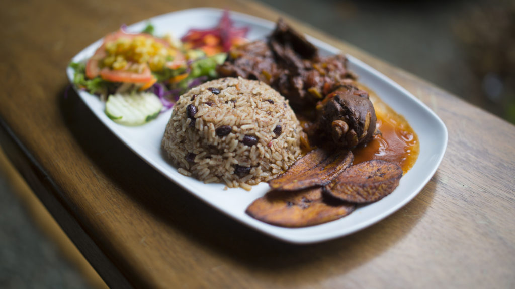Plato típico Rice and Beans caribeño