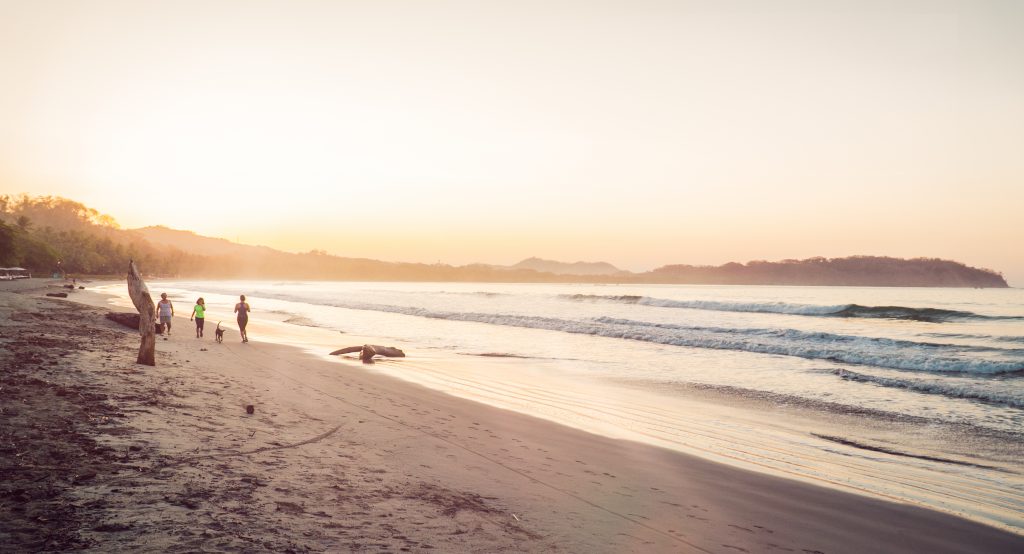Playa Sámara al atardecer con familias disfrutando - Guanacaste