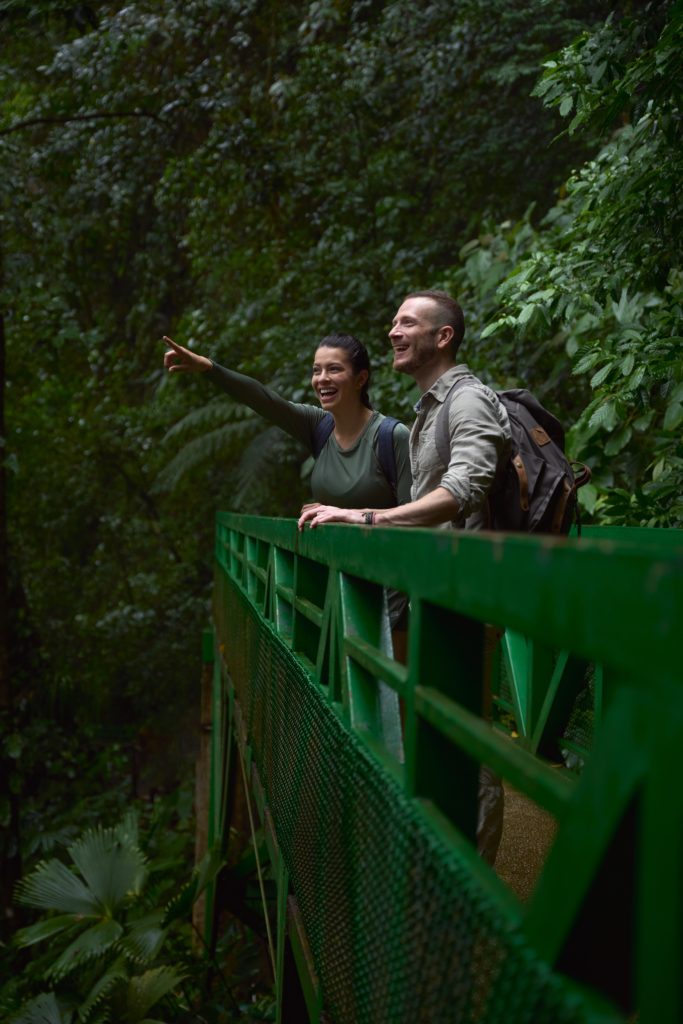 Visitantes disfrutando de la Catarata La Fortuna en Costa Rica