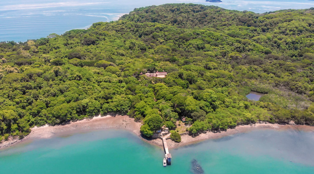 Vista aérea del Parque Nacional Isla San Lucas mostrando playas de arena blanca y vegetación tropical